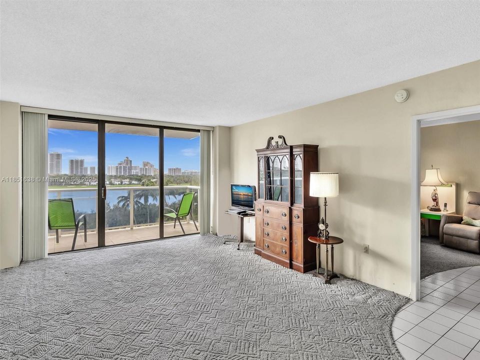 待售: $210,000 (1 贝兹, 1 浴室, 755 平方英尺)