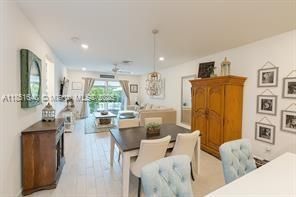 Недавно продано: $399,900 (2 спален, 2 ванн, 1319 Квадратных фут)