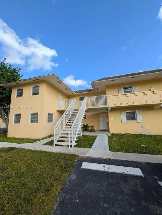 Под контрактом: $163,000 (1 спален, 1 ванн, 635 Квадратных фут)