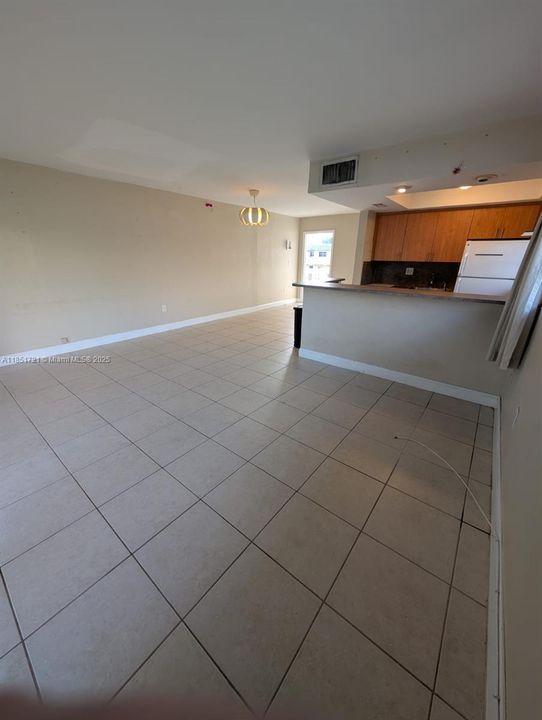 Под контрактом: $163,000 (1 спален, 1 ванн, 635 Квадратных фут)