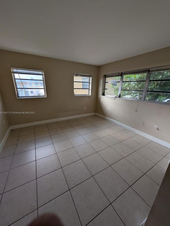 Под контрактом: $163,000 (1 спален, 1 ванн, 635 Квадратных фут)