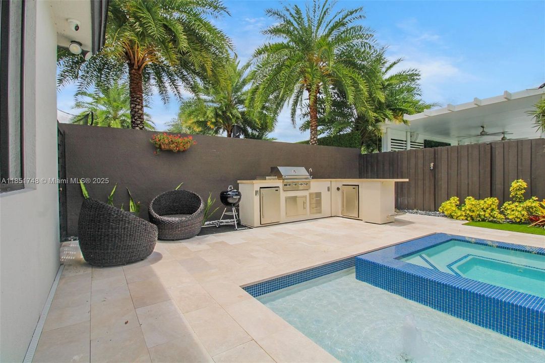 合同活跃: $1,239,000 (5 贝兹, 4 浴室, 2617 平方英尺)