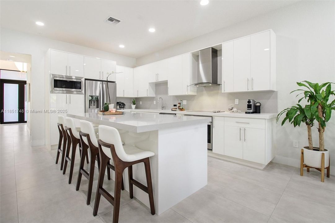 合同活跃: $1,239,000 (5 贝兹, 4 浴室, 2617 平方英尺)