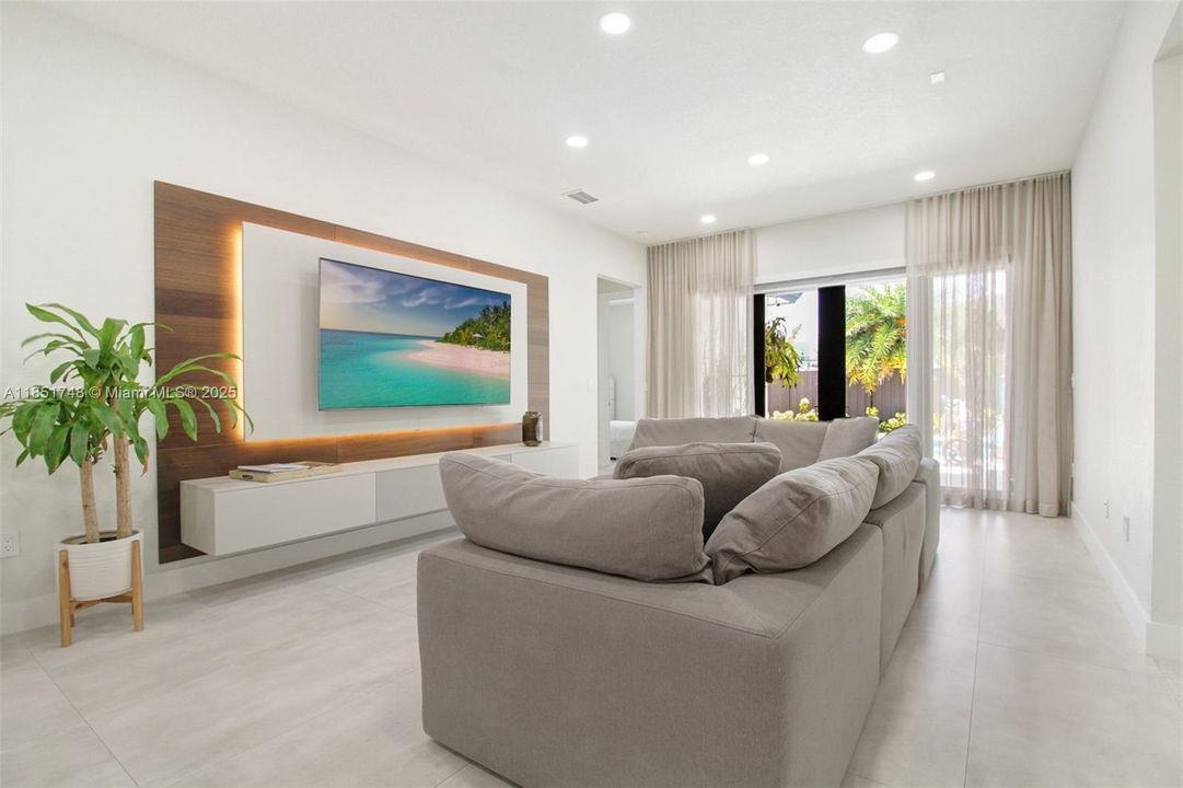 合同活跃: $1,239,000 (5 贝兹, 4 浴室, 2617 平方英尺)