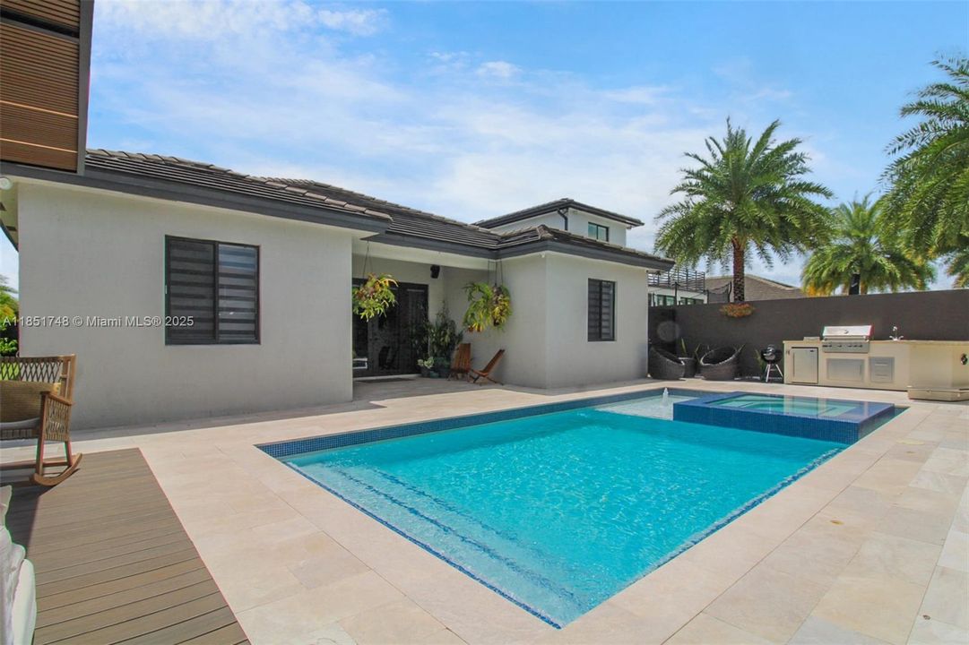 合同活跃: $1,239,000 (5 贝兹, 4 浴室, 2617 平方英尺)