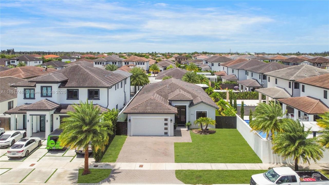 合同活跃: $1,239,000 (5 贝兹, 4 浴室, 2617 平方英尺)