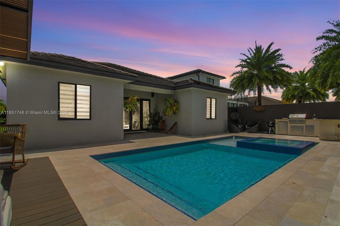 合同活跃: $1,239,000 (5 贝兹, 4 浴室, 2617 平方英尺)