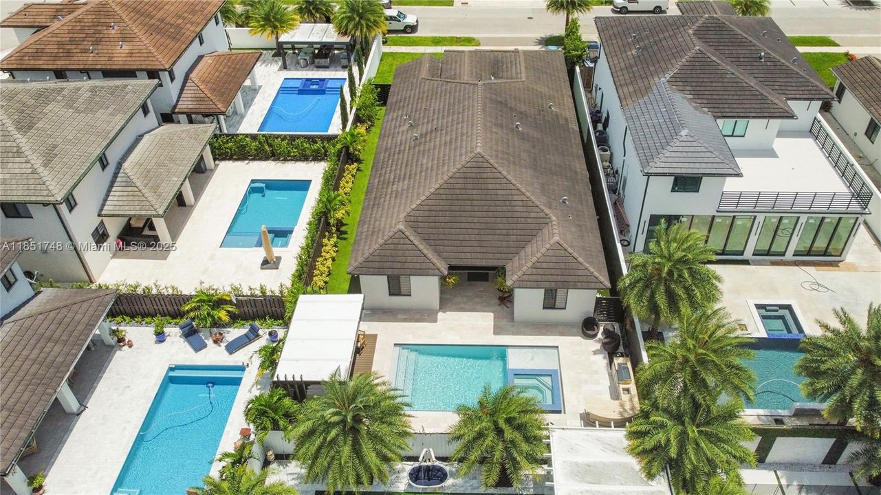 合同活跃: $1,239,000 (5 贝兹, 4 浴室, 2617 平方英尺)