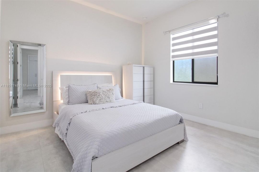 合同活跃: $1,239,000 (5 贝兹, 4 浴室, 2617 平方英尺)