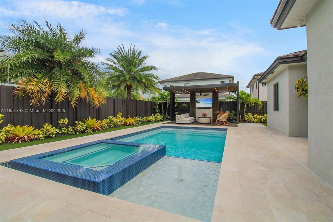 合同活跃: $1,239,000 (5 贝兹, 4 浴室, 2617 平方英尺)