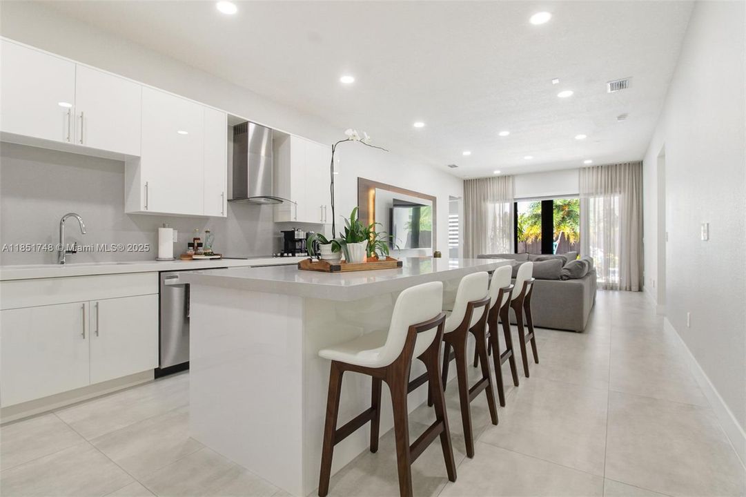 合同活跃: $1,239,000 (5 贝兹, 4 浴室, 2617 平方英尺)