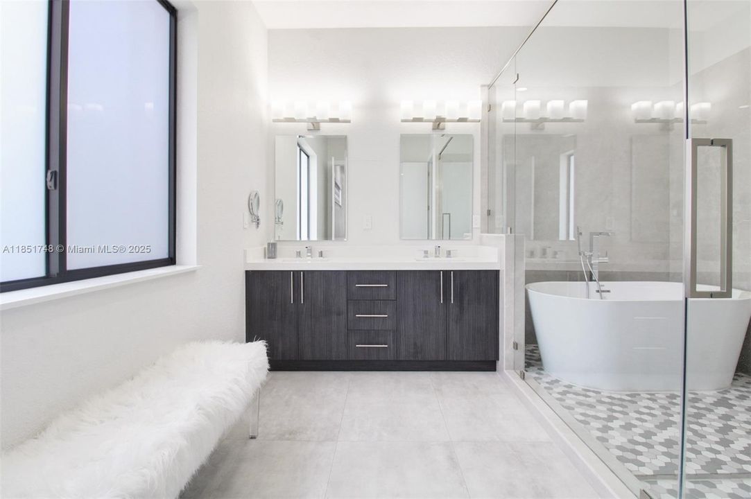 合同活跃: $1,239,000 (5 贝兹, 4 浴室, 2617 平方英尺)