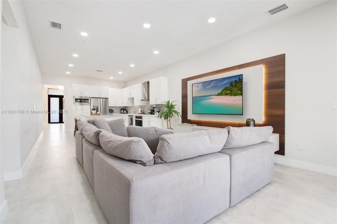 合同活跃: $1,239,000 (5 贝兹, 4 浴室, 2617 平方英尺)