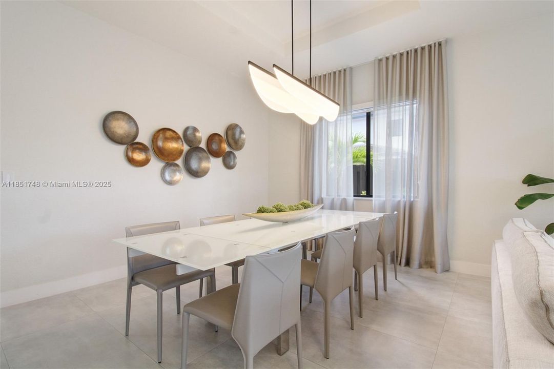 合同活跃: $1,239,000 (5 贝兹, 4 浴室, 2617 平方英尺)