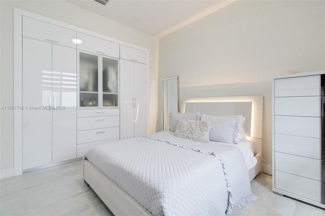 合同活跃: $1,239,000 (5 贝兹, 4 浴室, 2617 平方英尺)