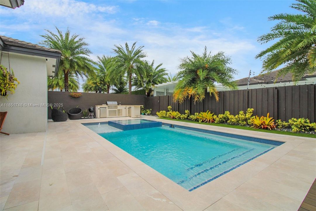 合同活跃: $1,239,000 (5 贝兹, 4 浴室, 2617 平方英尺)