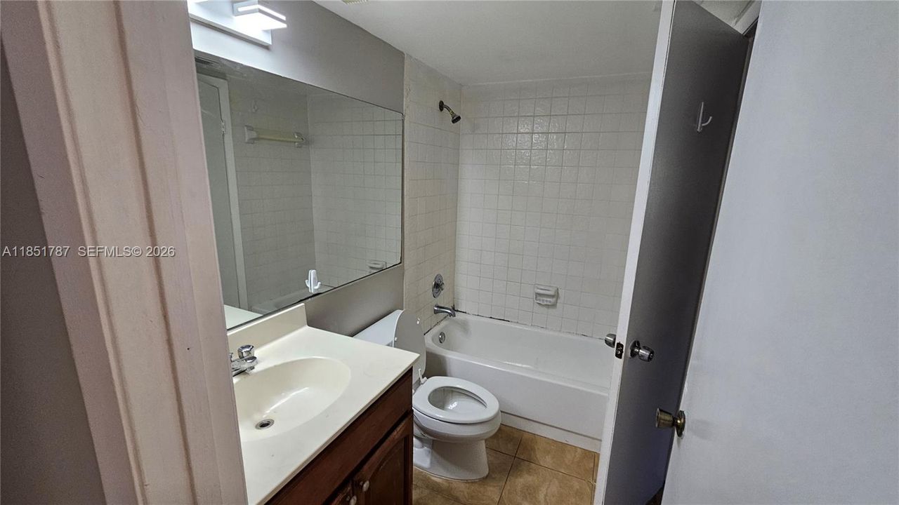 На продажу: $235,000 (2 спален, 2 ванн, 850 Квадратных фут)