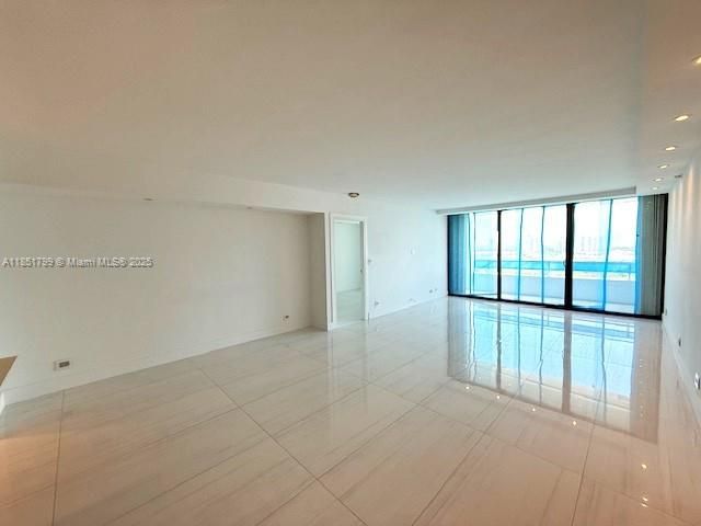 Recently Rented: $3,000 (2 beds, 2 baths, 1235 Square Feet)