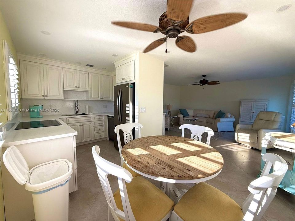 待售: $199,800 (2 贝兹, 2 浴室, 992 平方英尺)