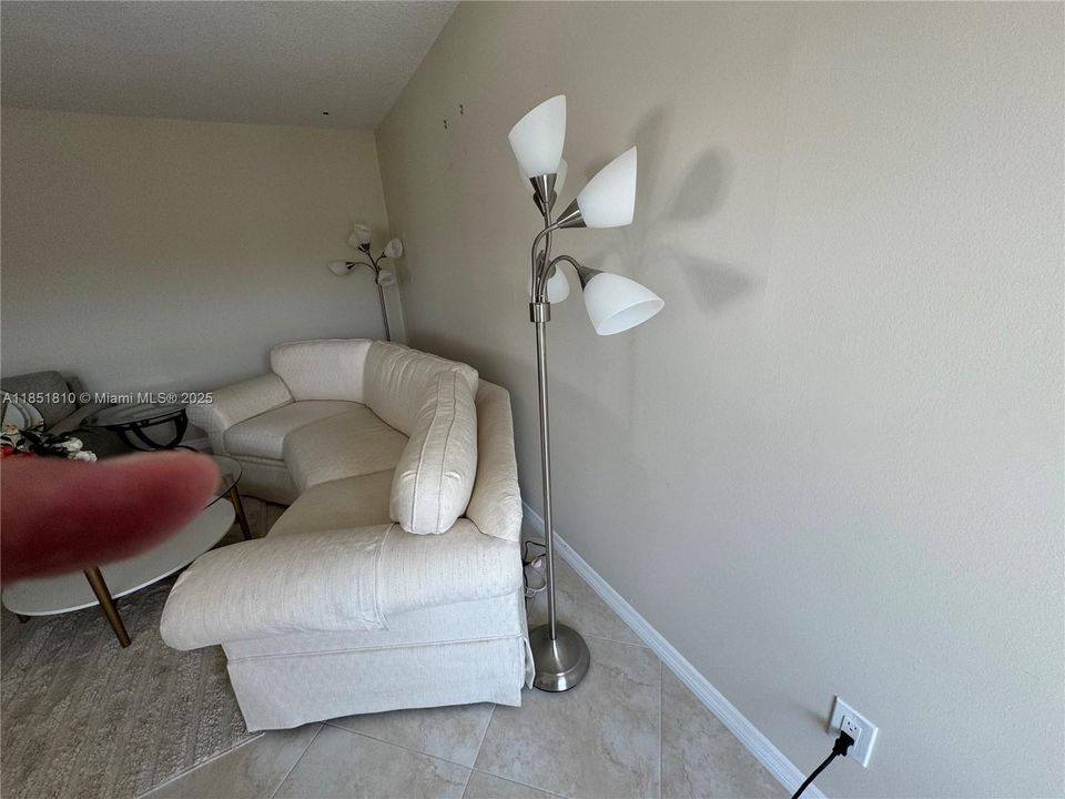 待售: $199,800 (2 贝兹, 2 浴室, 992 平方英尺)