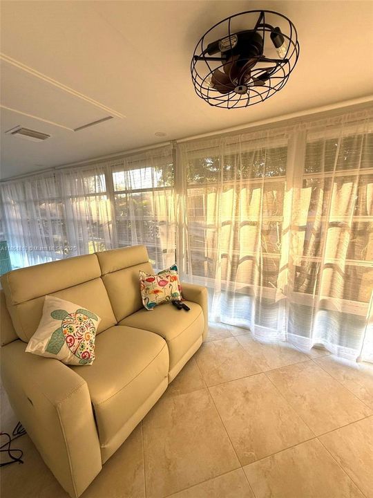 待售: $199,800 (2 贝兹, 2 浴室, 992 平方英尺)