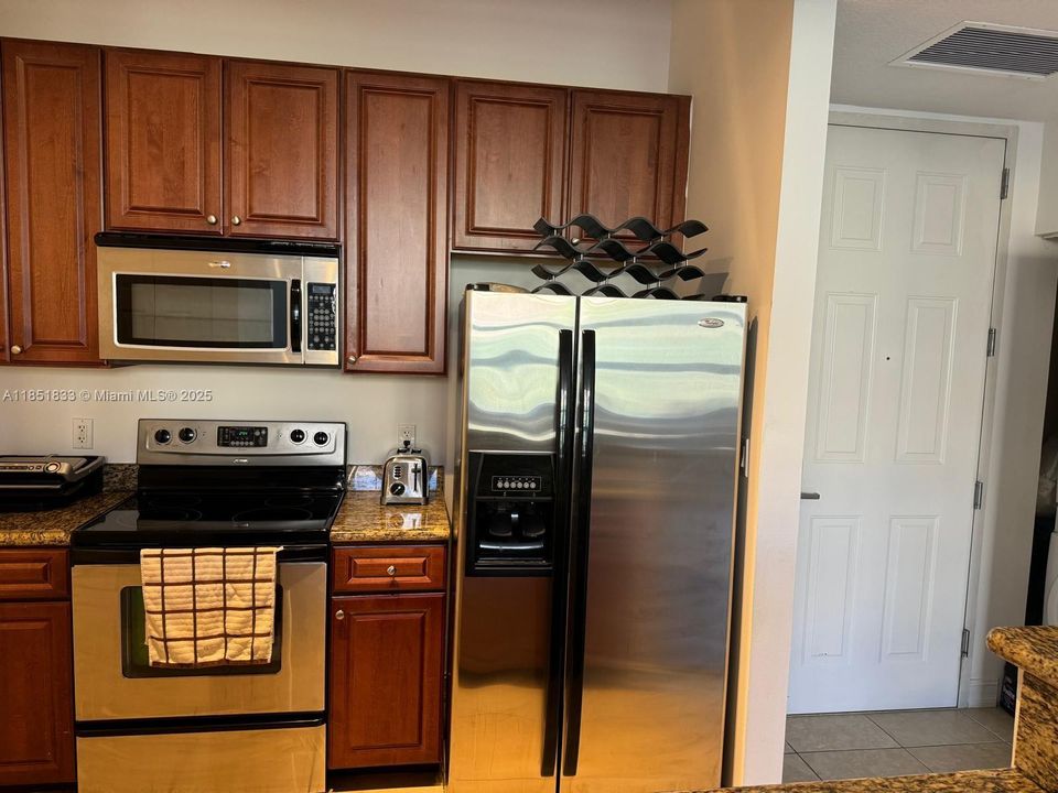 Recently Sold: $309,000 (1 beds, 1 baths, 836 Square Feet)