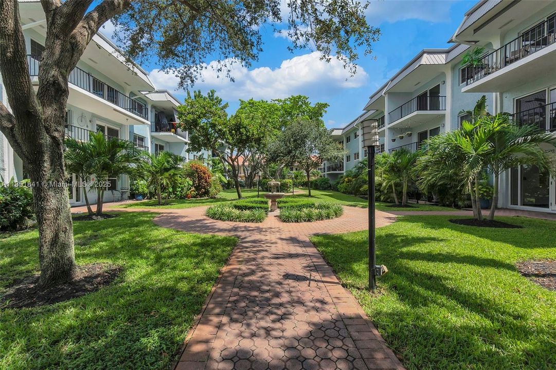 Vendido Recientemente: $299,000 (2 camas, 2 baños, 1000 Pies cuadrados)