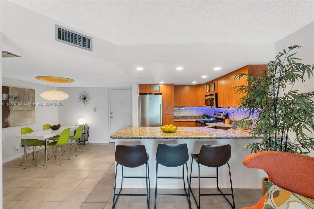 Vendido Recientemente: $299,000 (2 camas, 2 baños, 1000 Pies cuadrados)