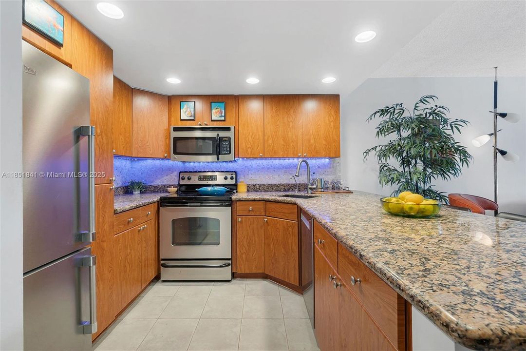 Vendido Recientemente: $299,000 (2 camas, 2 baños, 1000 Pies cuadrados)