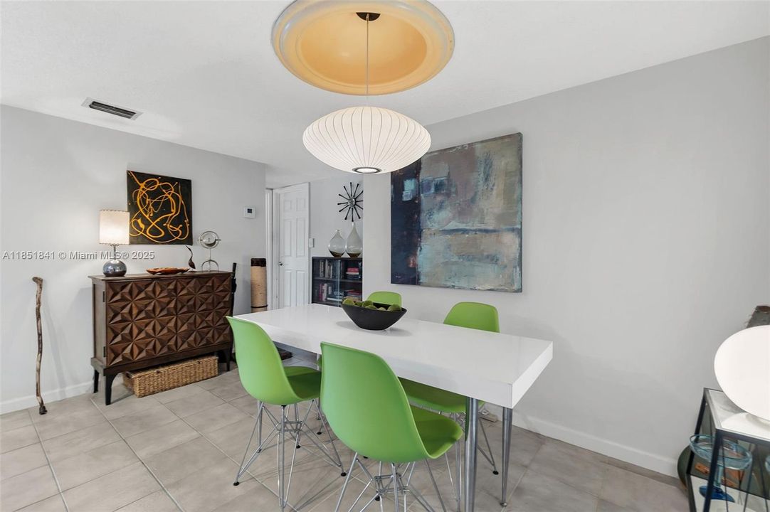 Vendido Recientemente: $299,000 (2 camas, 2 baños, 1000 Pies cuadrados)