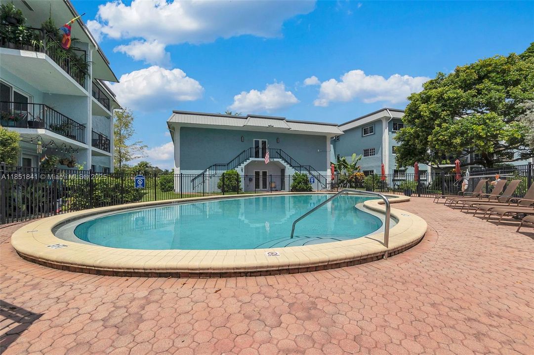 Vendido Recientemente: $299,000 (2 camas, 2 baños, 1000 Pies cuadrados)