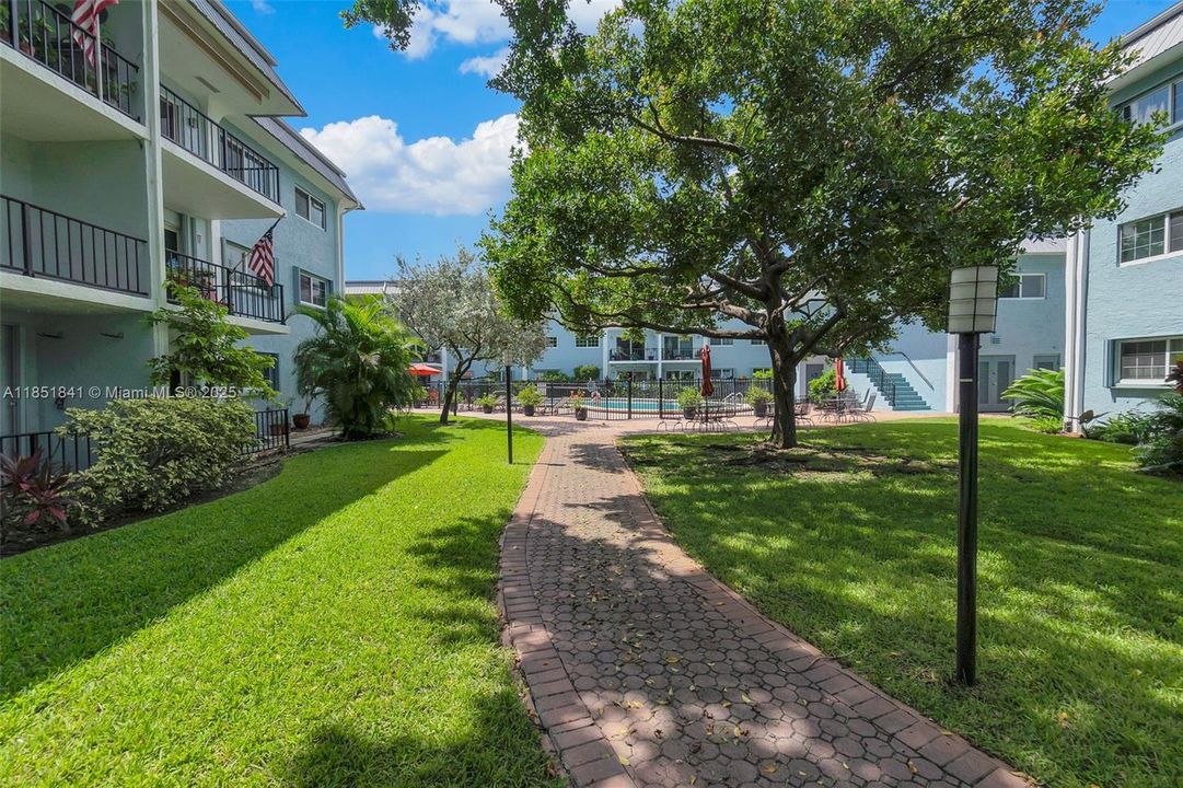 Vendido Recientemente: $299,000 (2 camas, 2 baños, 1000 Pies cuadrados)