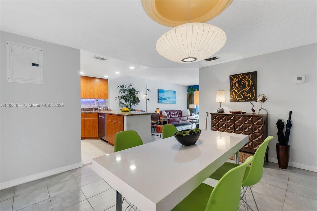 Vendido Recientemente: $299,000 (2 camas, 2 baños, 1000 Pies cuadrados)