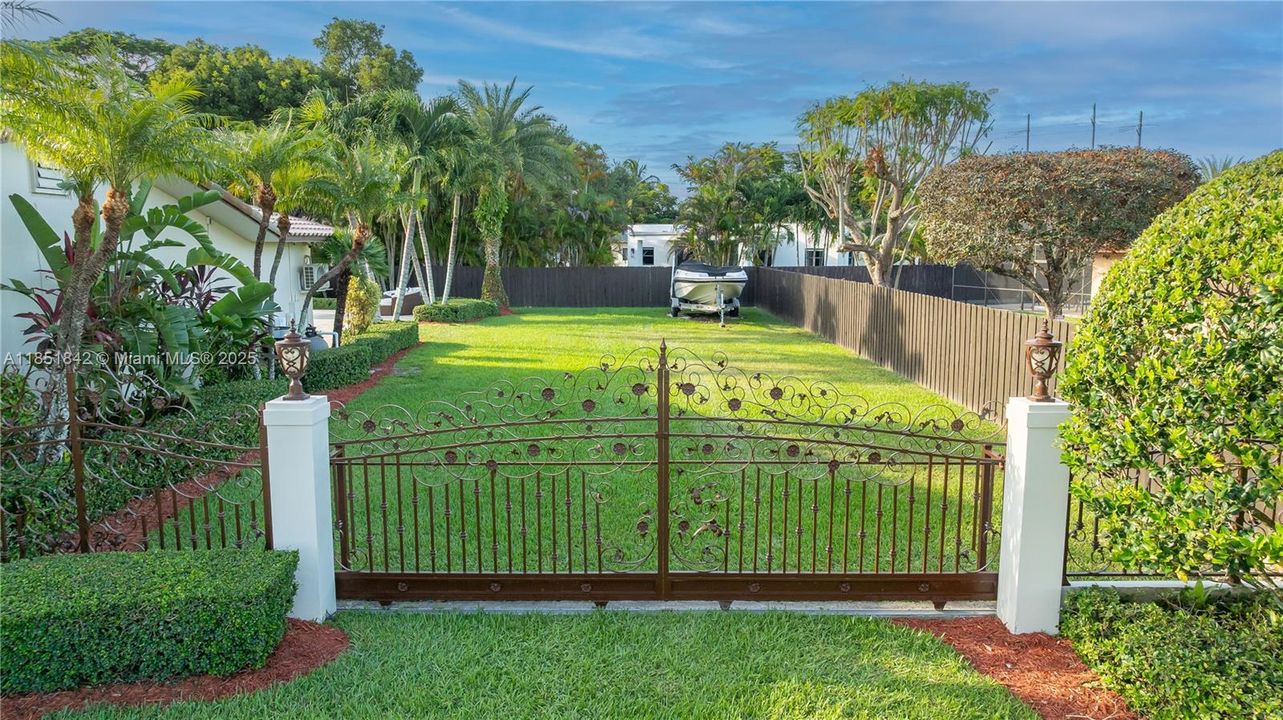 Recently Sold: $1,969,000 (5 beds, 3 baths, 3692 Square Feet)