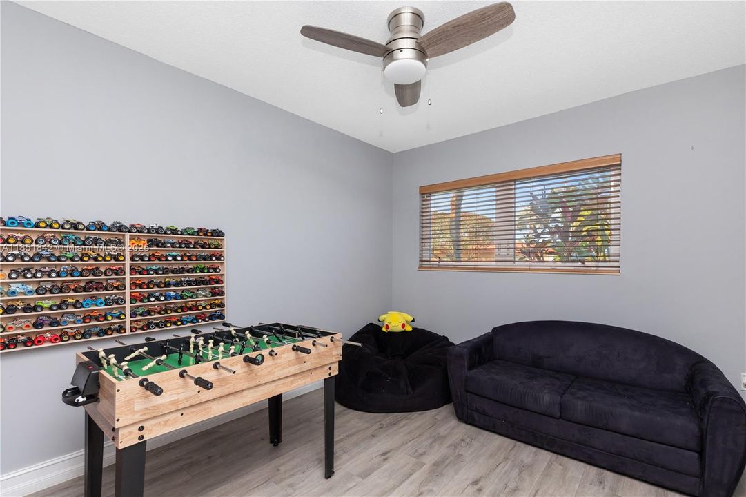 Recently Sold: $1,969,000 (5 beds, 3 baths, 3692 Square Feet)