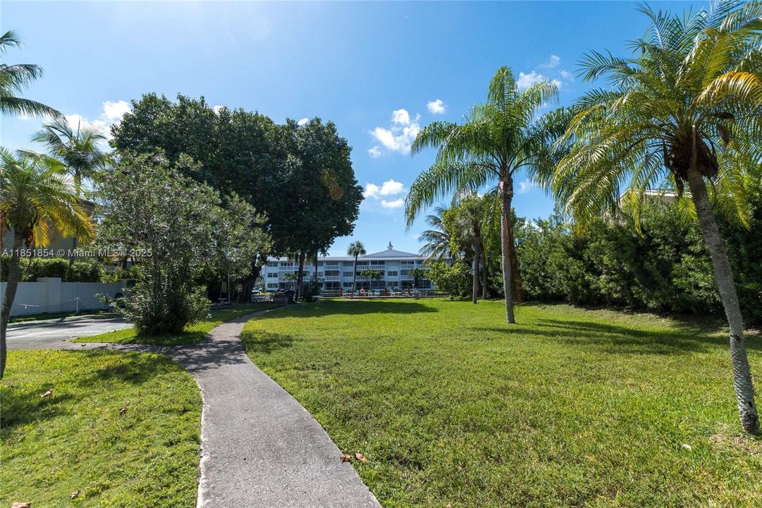 For Sale: $185,000 (1 beds, 1 baths, 800 Square Feet)