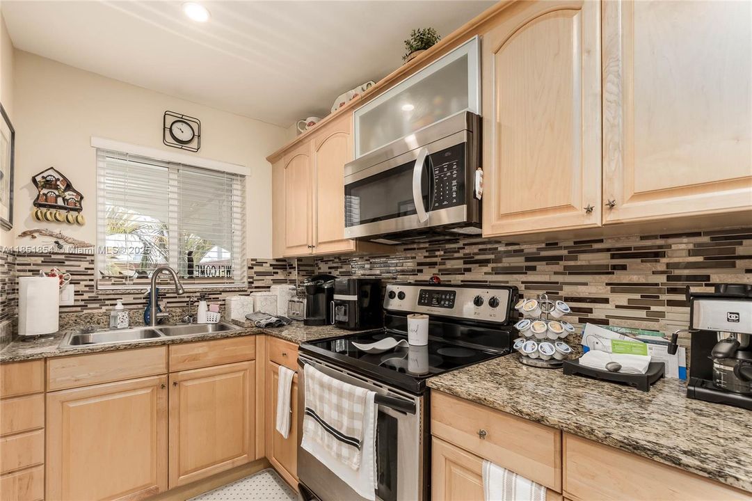 For Sale: $185,000 (1 beds, 1 baths, 800 Square Feet)