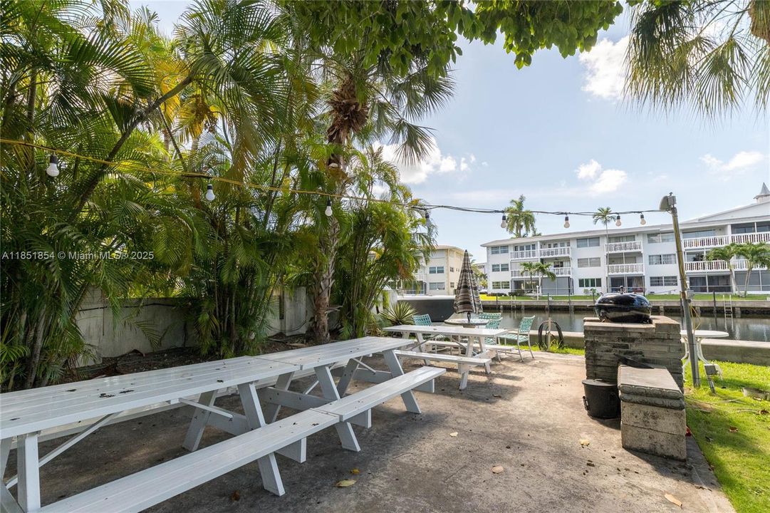 For Sale: $185,000 (1 beds, 1 baths, 800 Square Feet)