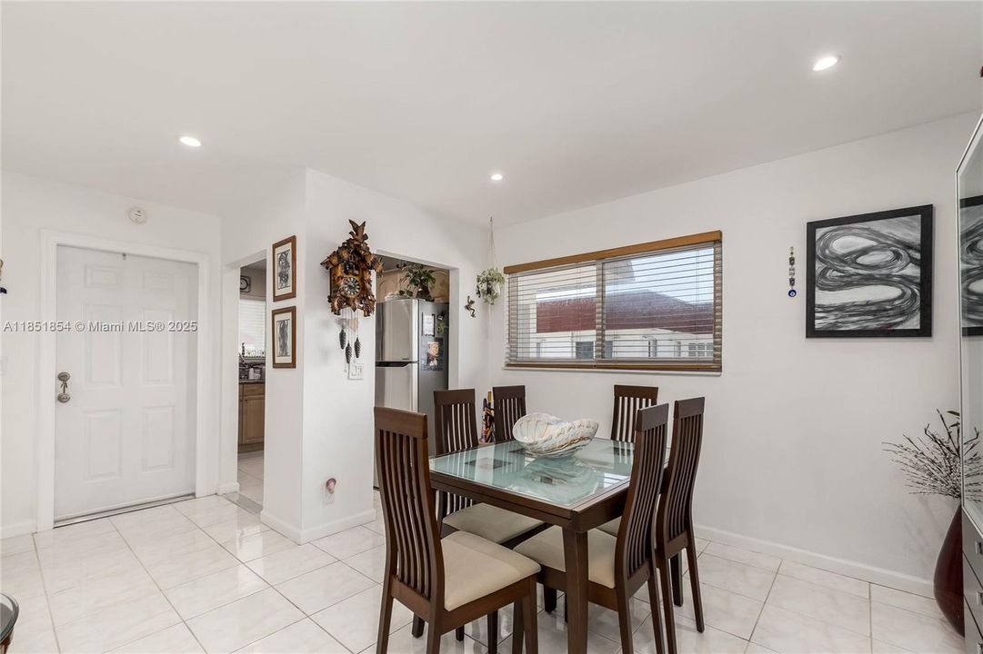 For Sale: $185,000 (1 beds, 1 baths, 800 Square Feet)