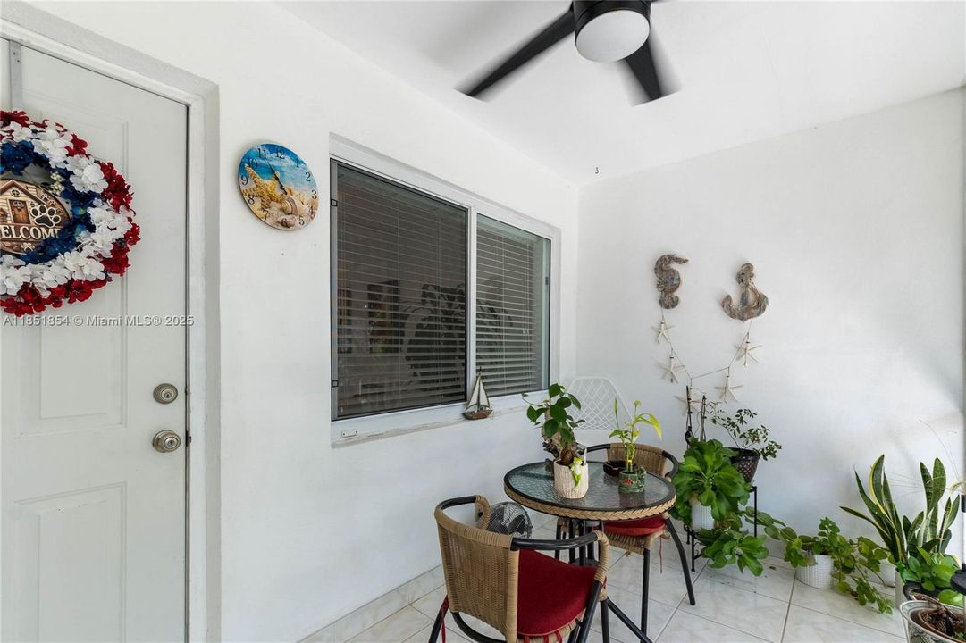 For Sale: $185,000 (1 beds, 1 baths, 800 Square Feet)