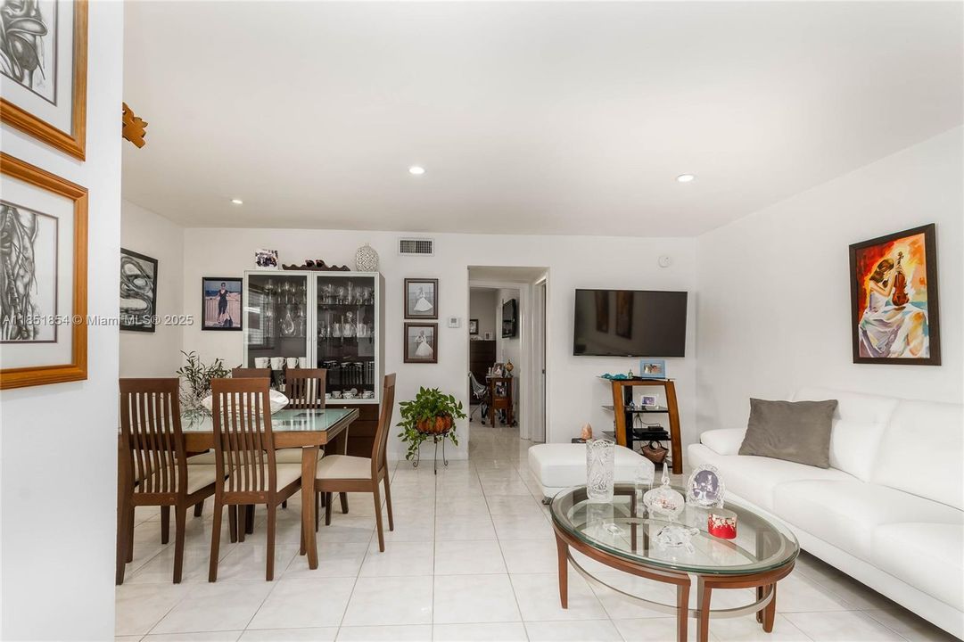 For Sale: $185,000 (1 beds, 1 baths, 800 Square Feet)