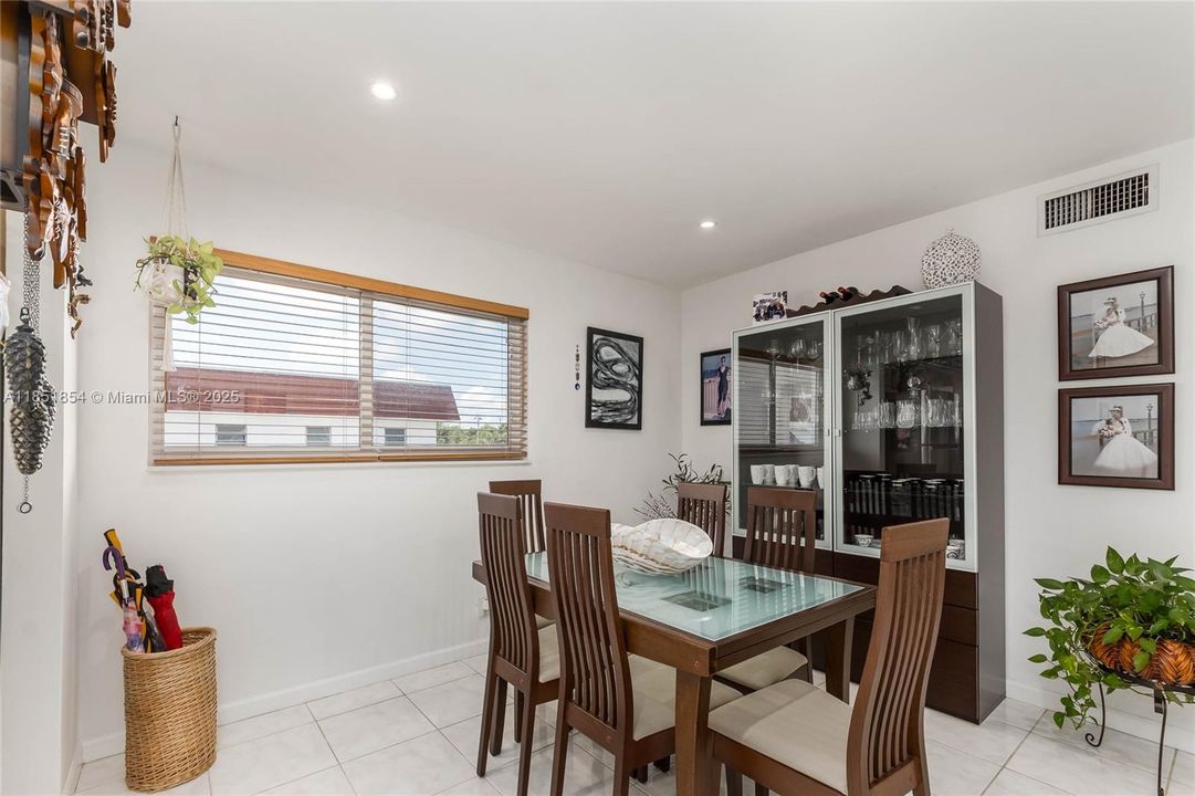 For Sale: $185,000 (1 beds, 1 baths, 800 Square Feet)