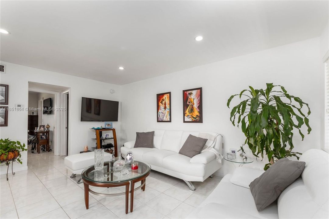 For Sale: $185,000 (1 beds, 1 baths, 800 Square Feet)