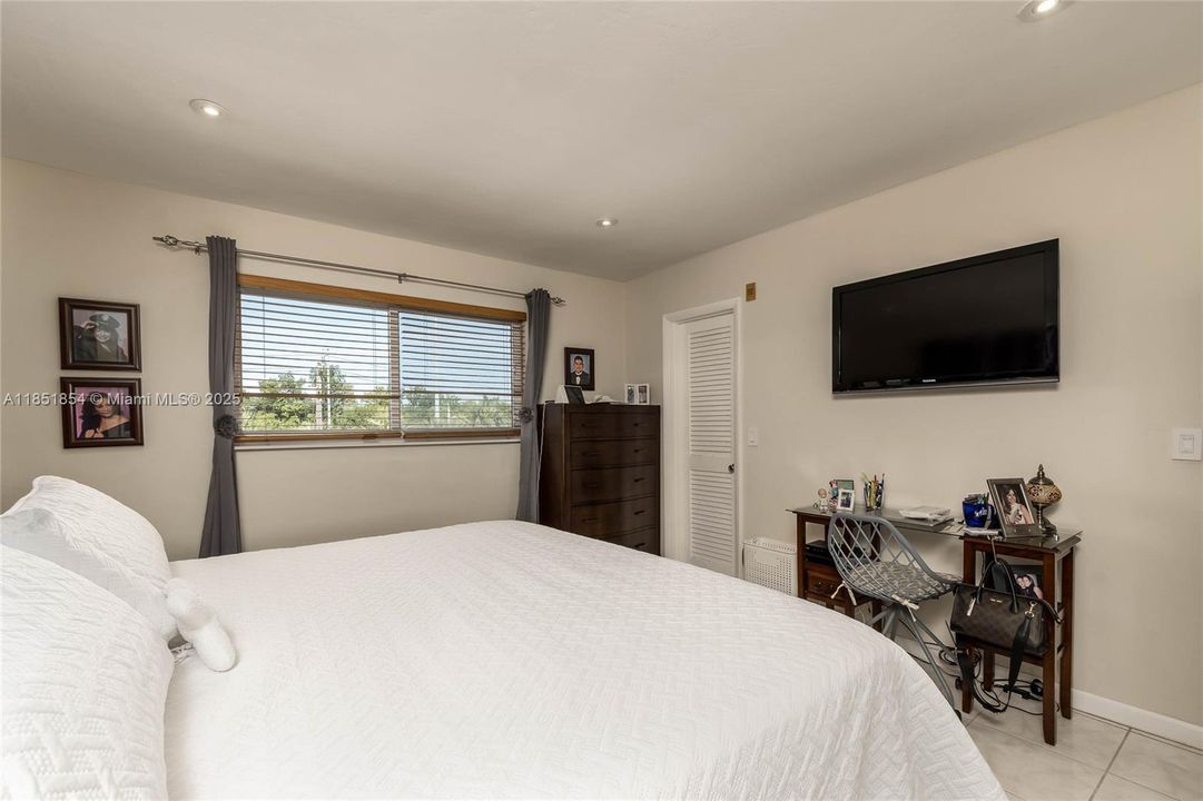 For Sale: $185,000 (1 beds, 1 baths, 800 Square Feet)