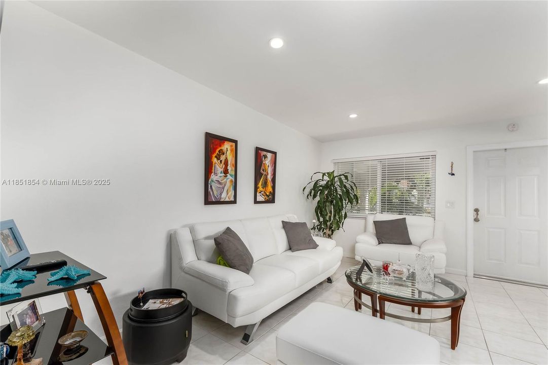 For Sale: $185,000 (1 beds, 1 baths, 800 Square Feet)