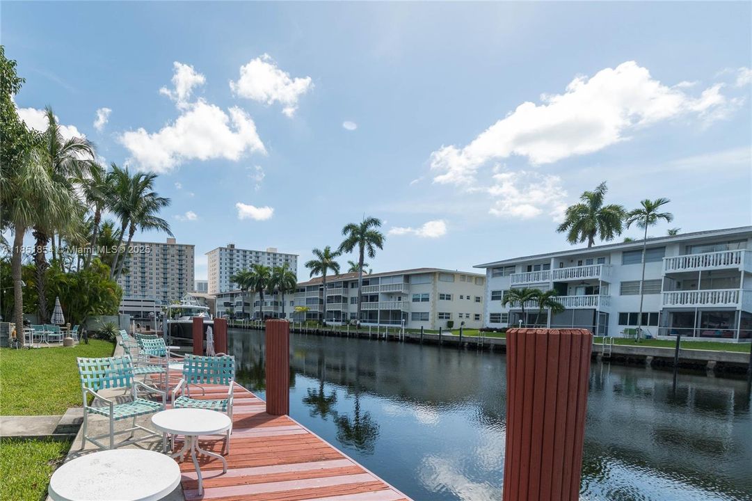 For Sale: $185,000 (1 beds, 1 baths, 800 Square Feet)