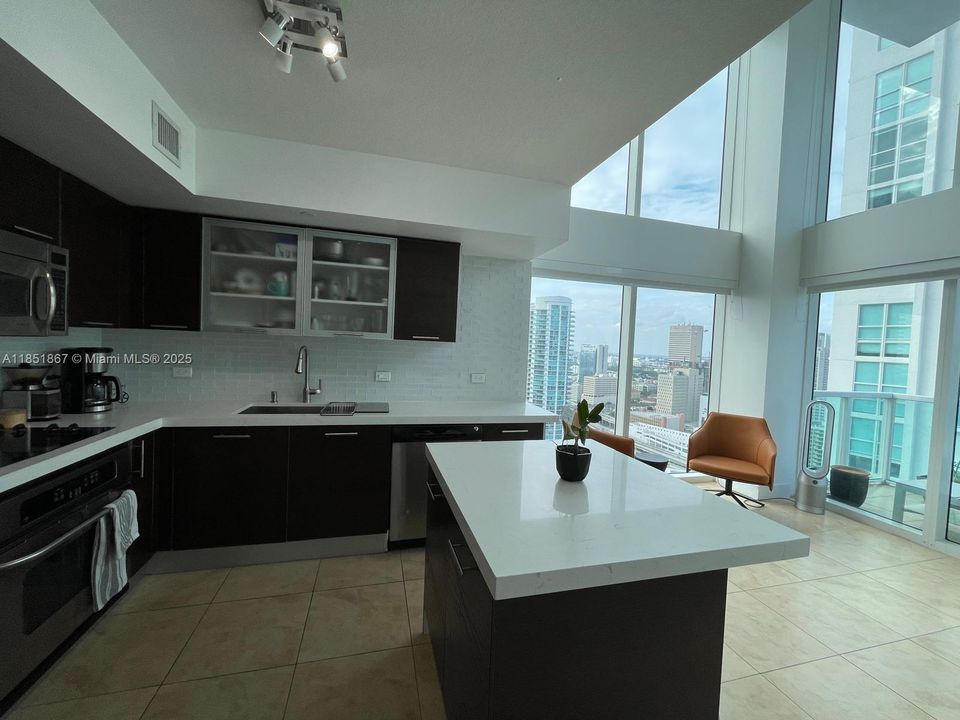 Vendido Recientemente: $639,900 (2 camas, 2 baños, 1267 Pies cuadrados)