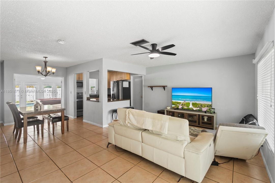 Недавно продано: $439,500 (3 спален, 2 ванн, 1570 Квадратных фут)