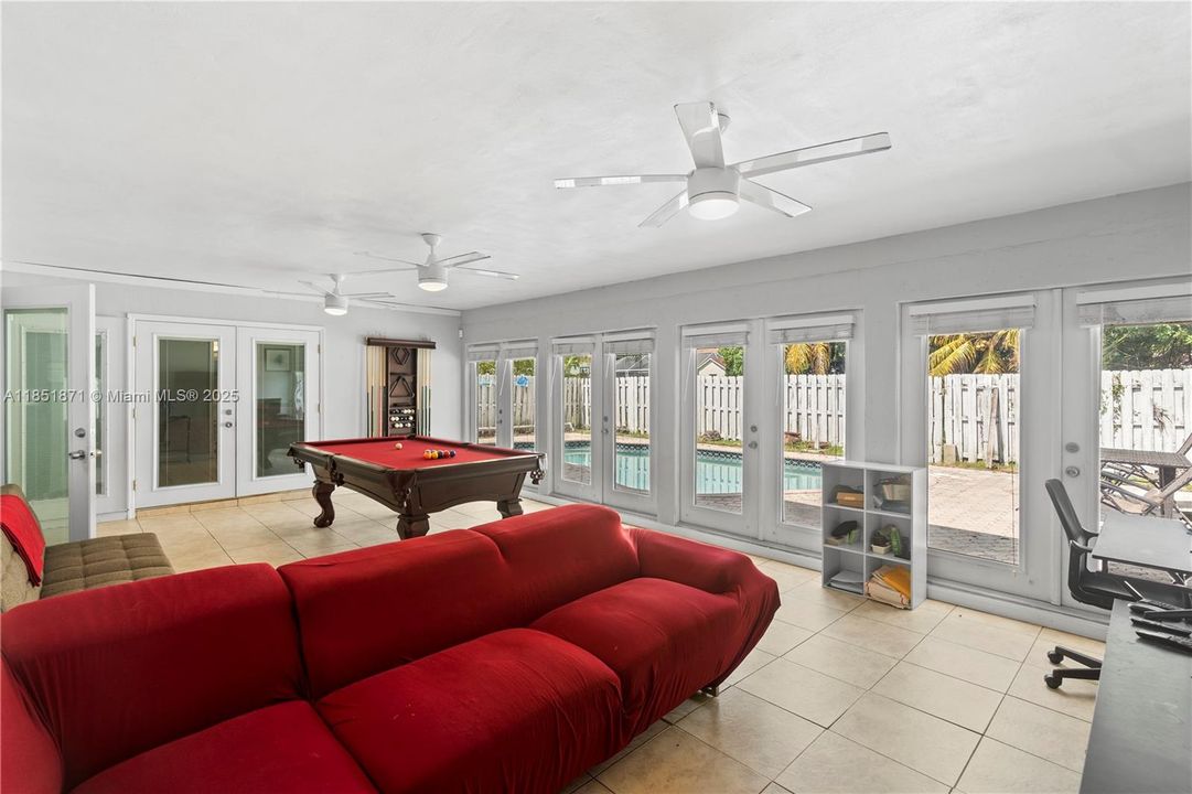 Недавно продано: $439,500 (3 спален, 2 ванн, 1570 Квадратных фут)