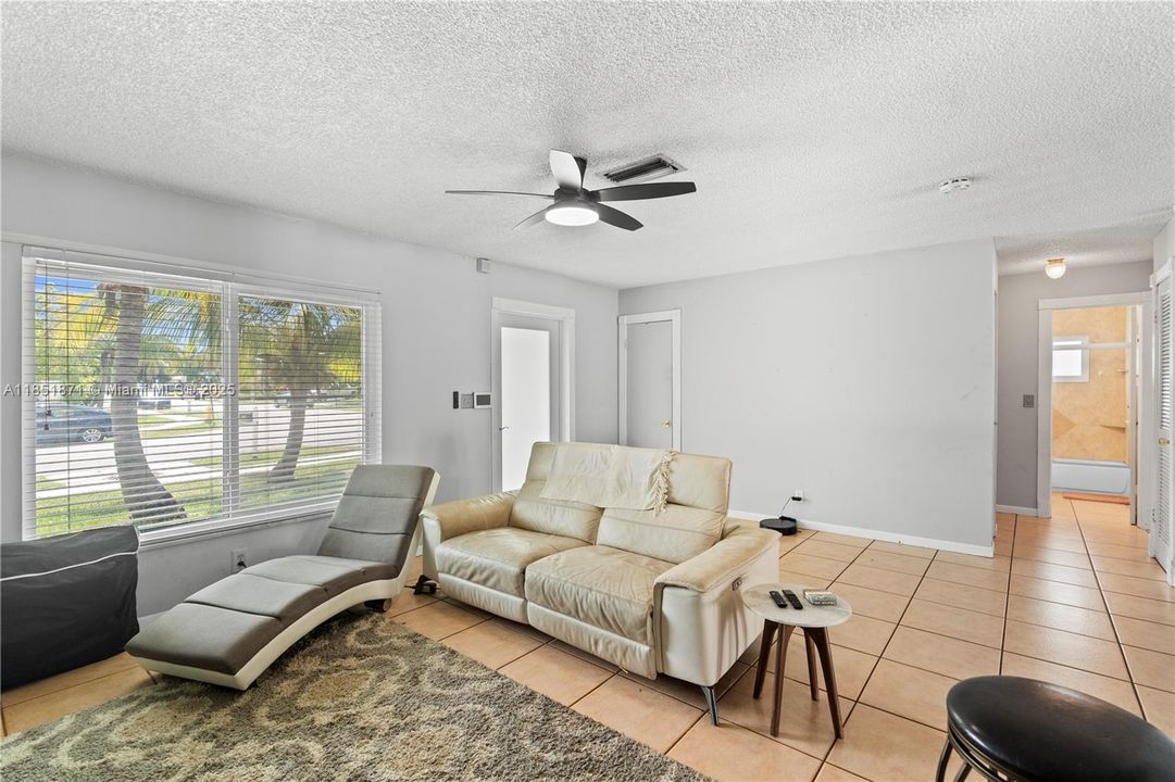 Недавно продано: $439,500 (3 спален, 2 ванн, 1570 Квадратных фут)